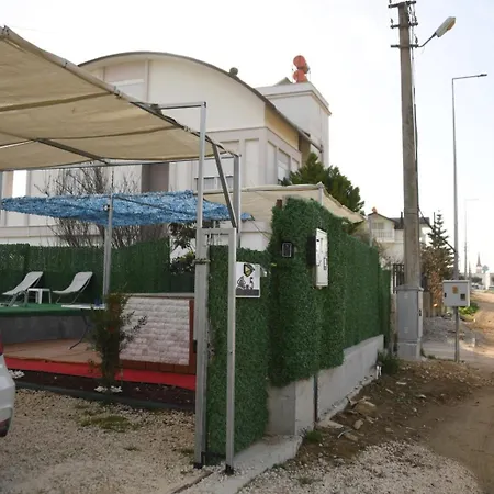 Tiny Muestakil Havuzlu Ev بيت للعطل *