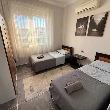 Сasa de vacaciones Tiny Müstakil Havuzlu Ev