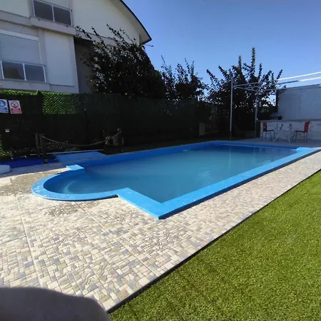 Сasa de vacaciones Tiny Müstakil Havuzlu Ev