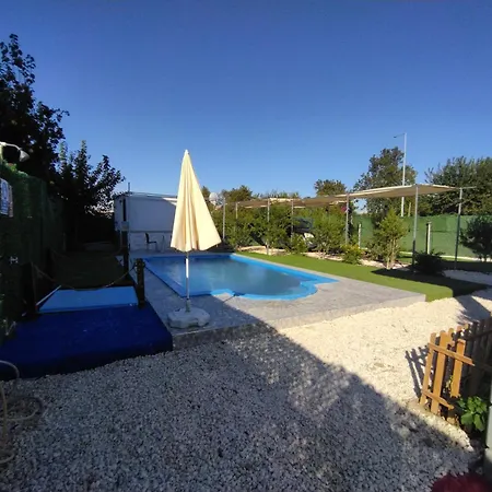 Tiny Muestakil Havuzlu Ev